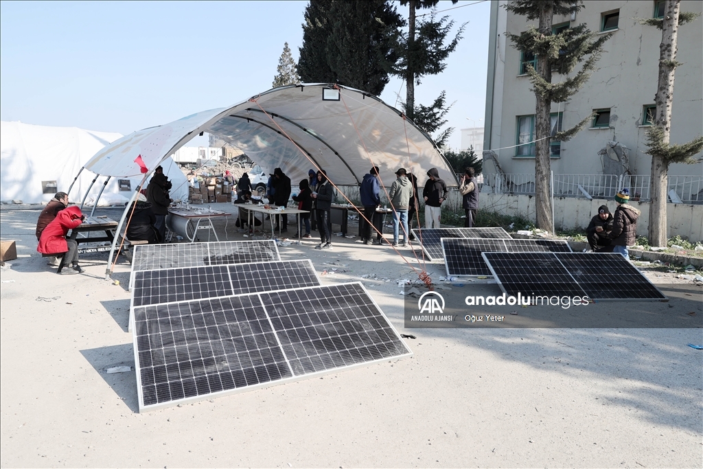 Hatay'daki çadır kentte enerji ihtiyacı için güneş panelleri kuruldu