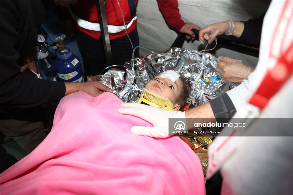 Hatay'da depremin 150. saatinde bir kız çocuğu enkazdan sağ çıkarıldı