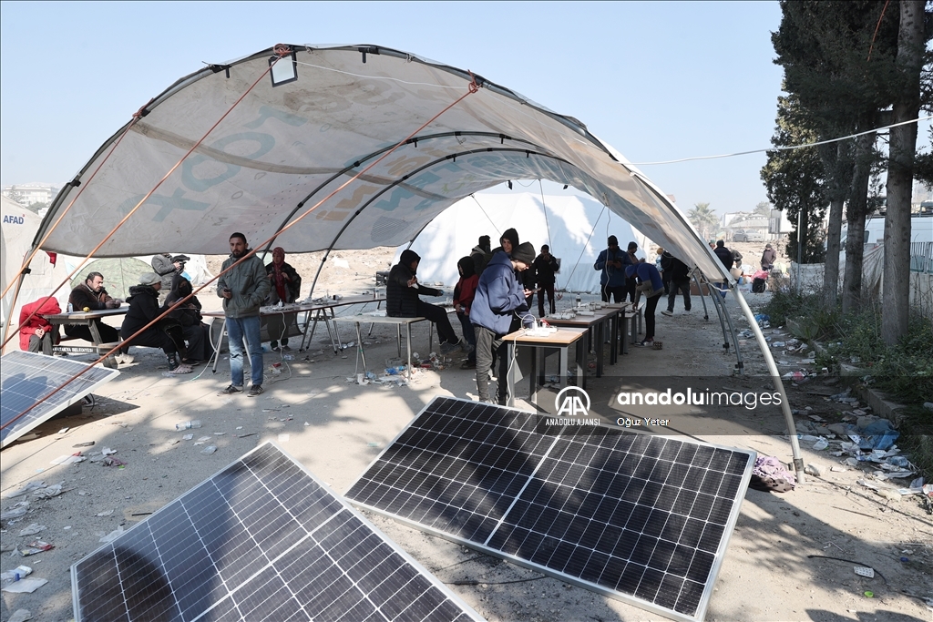 Hatay'daki çadır kentte enerji ihtiyacı için güneş panelleri kuruldu