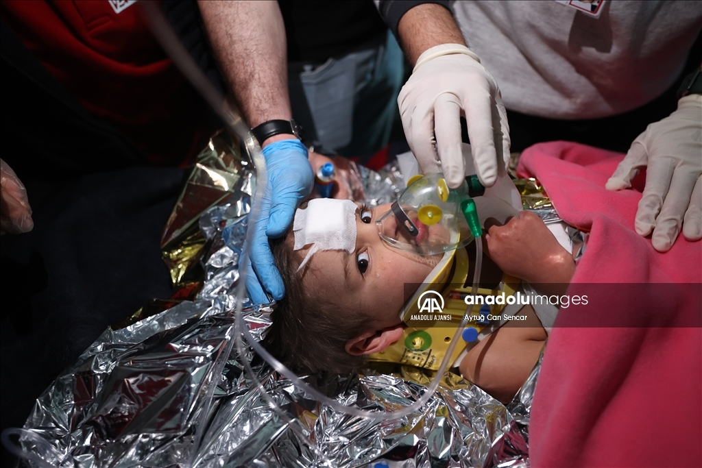 Hatay'da depremin 150. saatinde bir kız çocuğu enkazdan sağ çıkarıldı