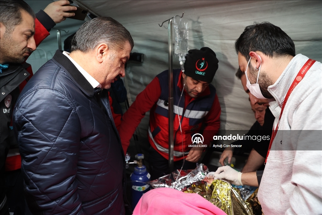 Hatay'da depremin 150. saatinde bir kız çocuğu enkazdan sağ çıkarıldı