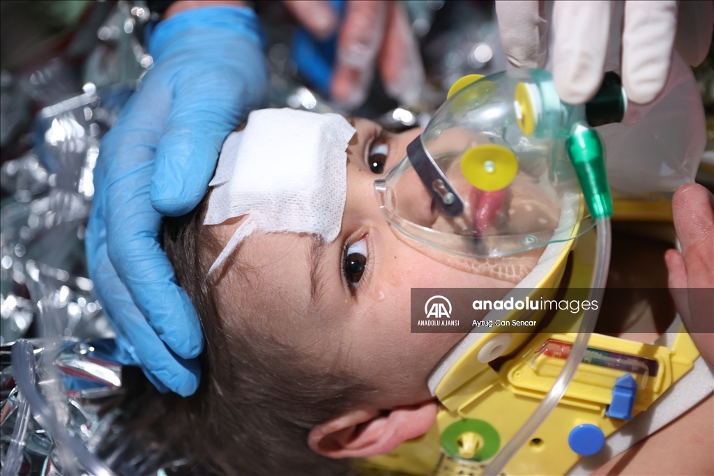 Hatay'da depremin 150. saatinde bir kız çocuğu enkazdan sağ çıkarıldı