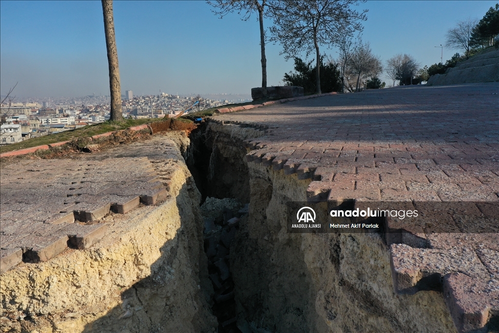 Gaziantep'te depremin etkisiyle dev çukur oluştu