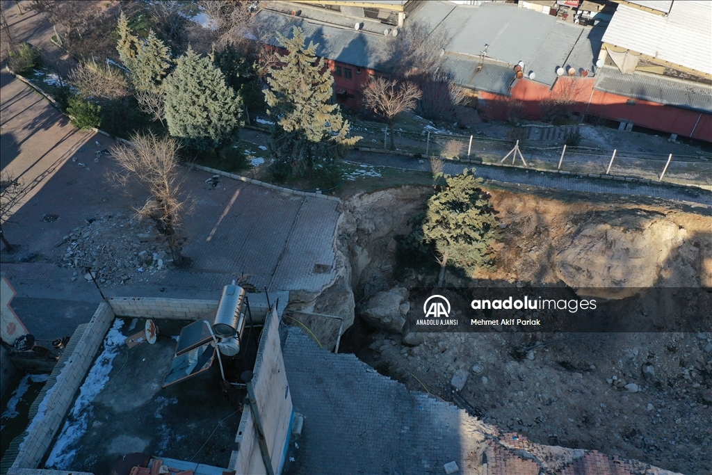 Gaziantep'te depremin etkisiyle dev çukur oluştu
