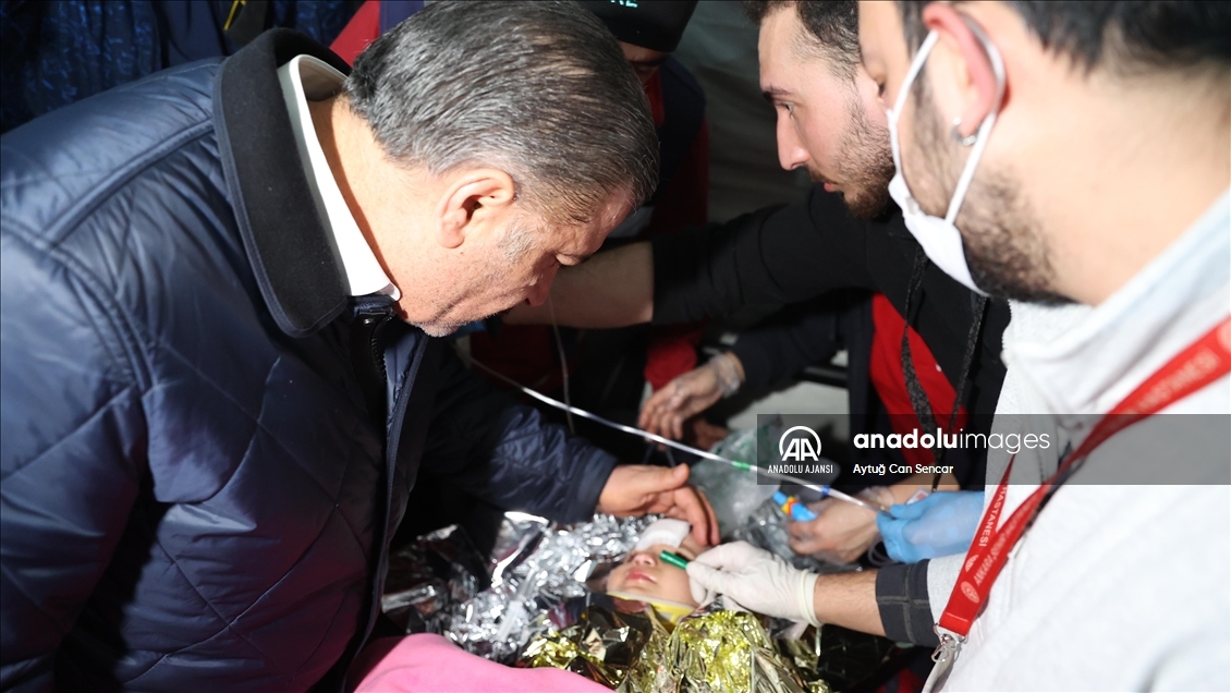 Hatay'da depremin 150. saatinde bir kız çocuğu enkazdan sağ çıkarıldı