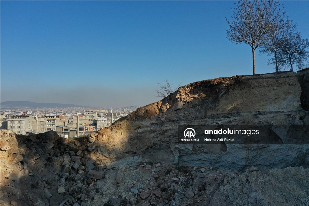 Gaziantep'te depremin etkisiyle dev çukur oluştu