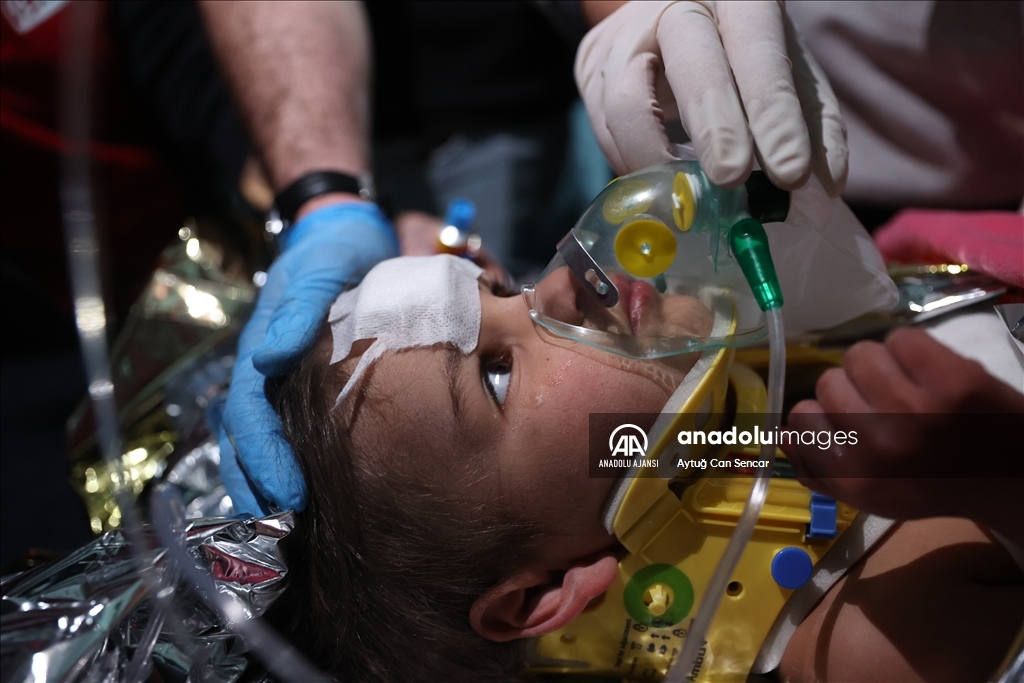 Hatay'da depremin 150. saatinde bir kız çocuğu enkazdan sağ çıkarıldı