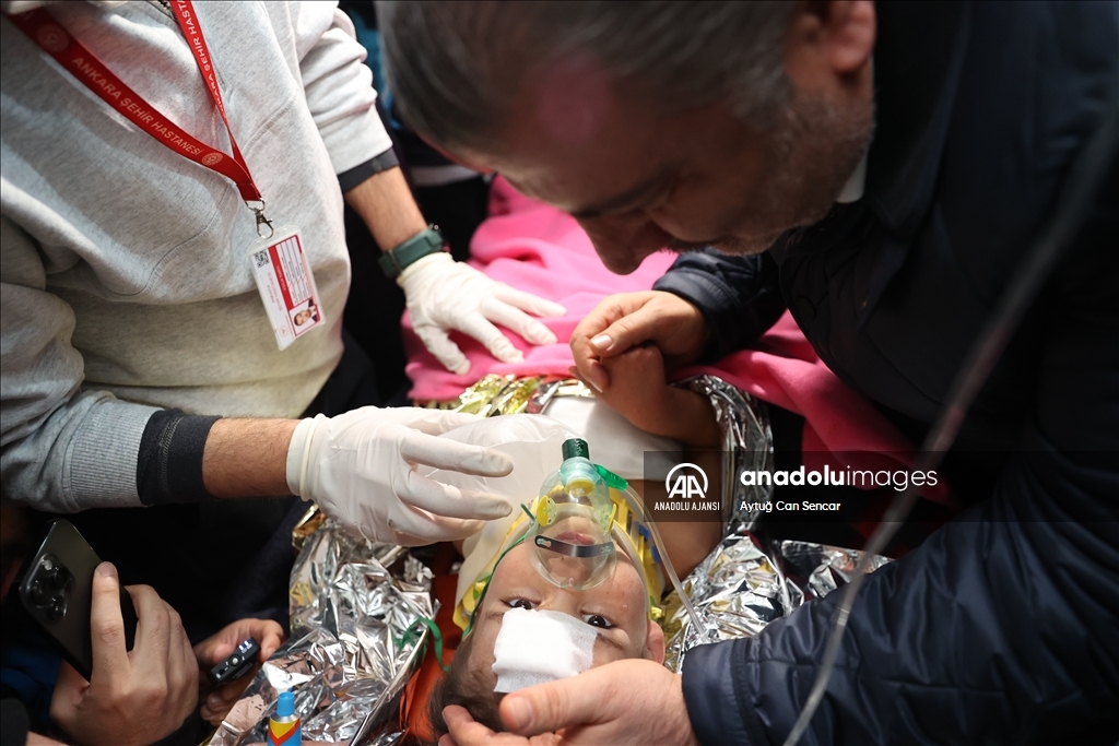 Hatay'da depremin 150. saatinde bir kız çocuğu enkazdan sağ çıkarıldı