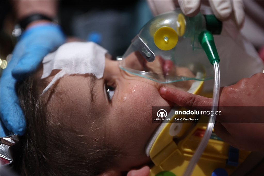 Hatay'da depremin 150. saatinde bir kız çocuğu enkazdan sağ çıkarıldı