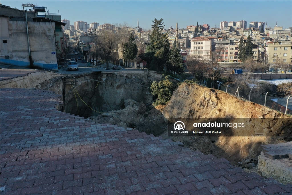 Gaziantep'te depremin etkisiyle dev çukur oluştu