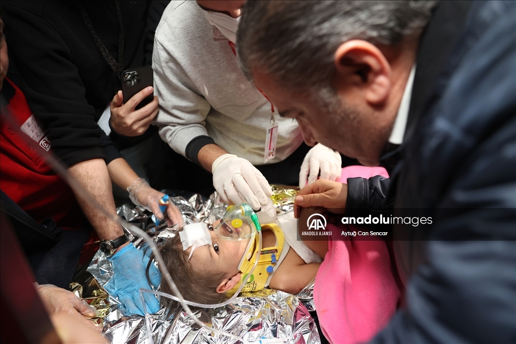 Hatay'da depremin 150. saatinde bir kız çocuğu enkazdan sağ çıkarıldı