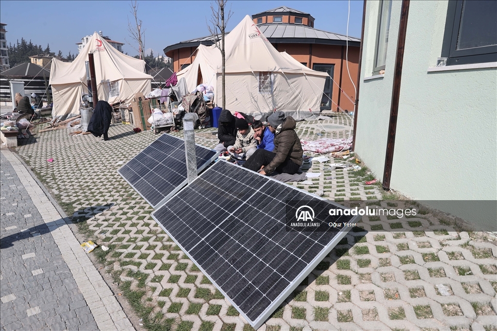 Hatay'daki çadır kentte enerji ihtiyacı için güneş panelleri kuruldu