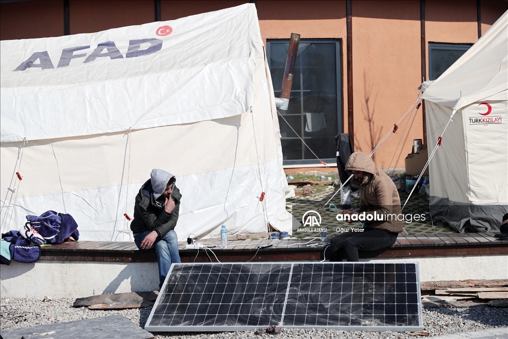 Hatay'daki çadır kentte enerji ihtiyacı için güneş panelleri kuruldu