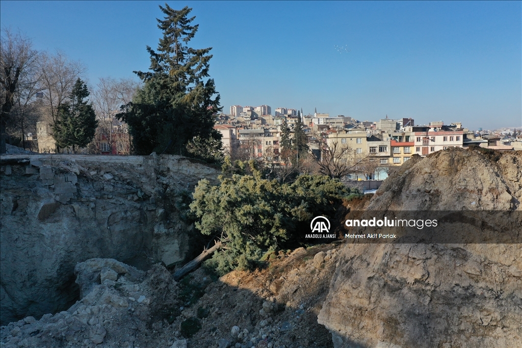 Gaziantep'te depremin etkisiyle dev çukur oluştu