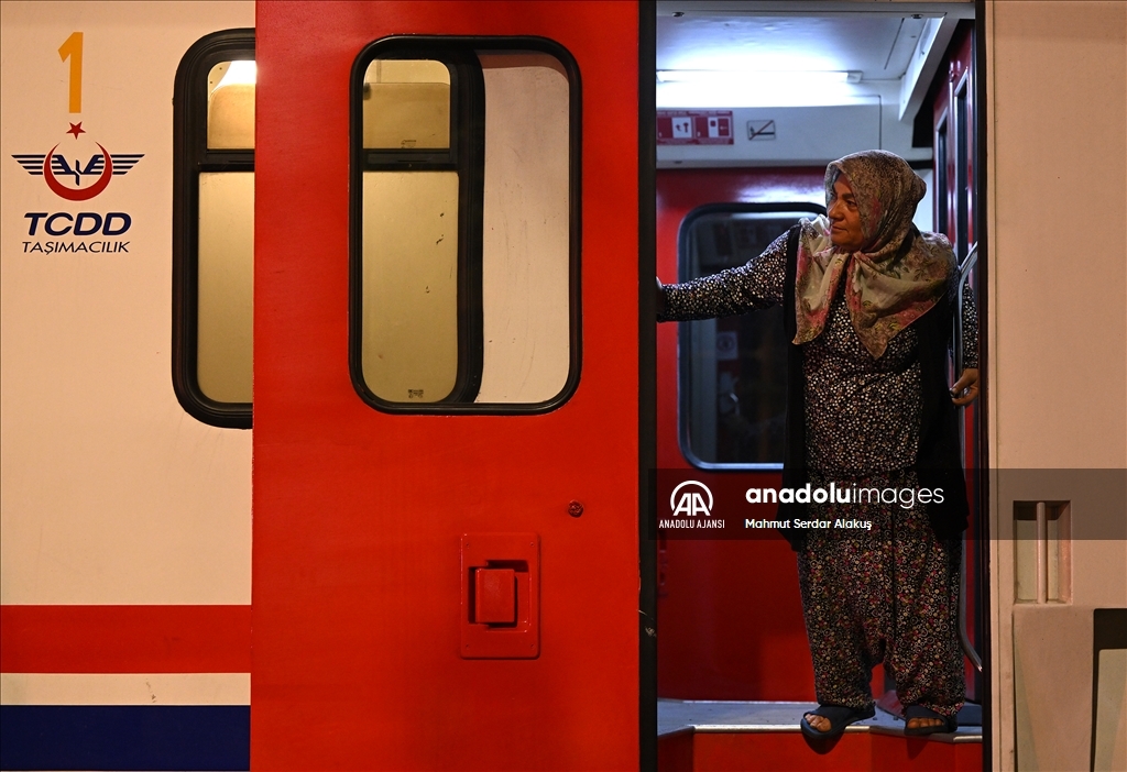 İskenderun Garı'ndaki iki tren depremzedelere "ev" oldu