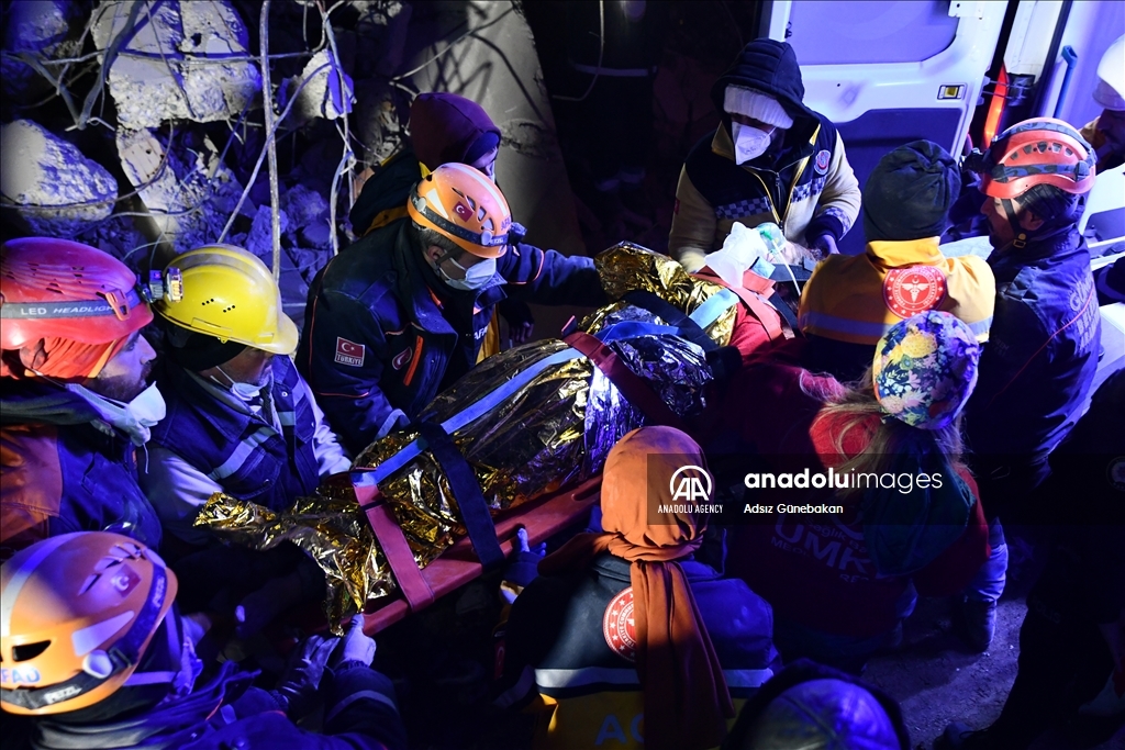 Terjebak 160 jam di runtuhan seorang wanita berhasil diselamatkan 