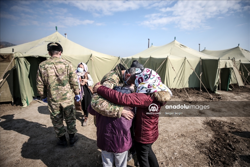 Özbek askerler hem enkazda hem sahra hastanesinde depremzedelerin yardımına koşuyor
