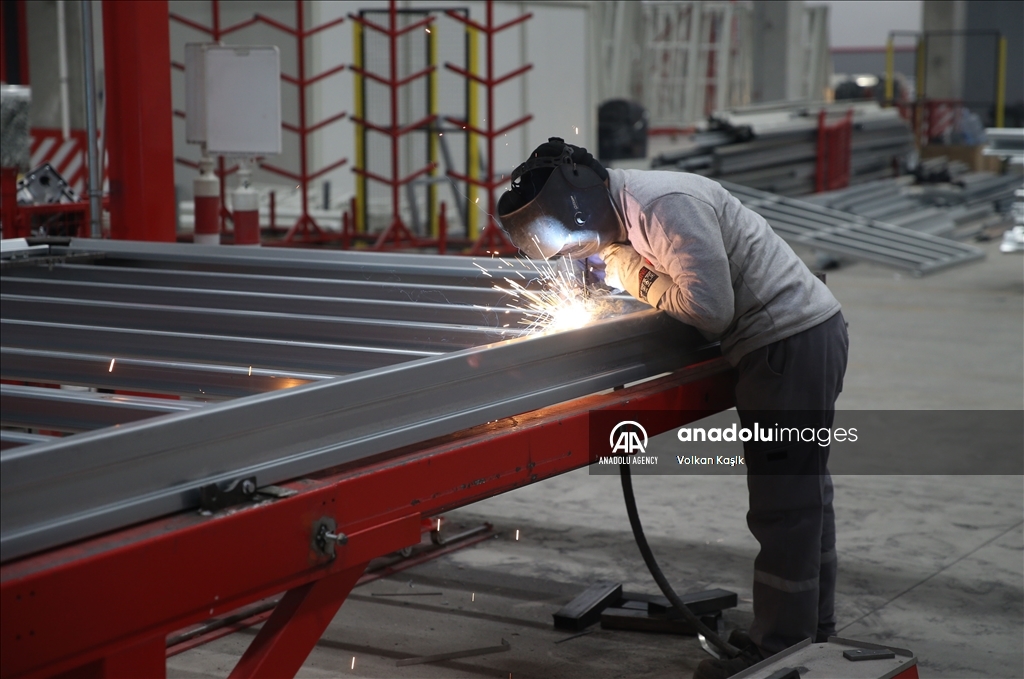 Bulan Sabit Merah Turki produksi 50 rumah kontainer per hari 