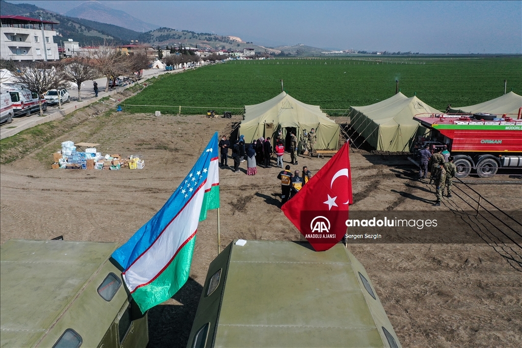 Özbek askerler hem enkazda hem sahra hastanesinde depremzedelerin yardımına koşuyor