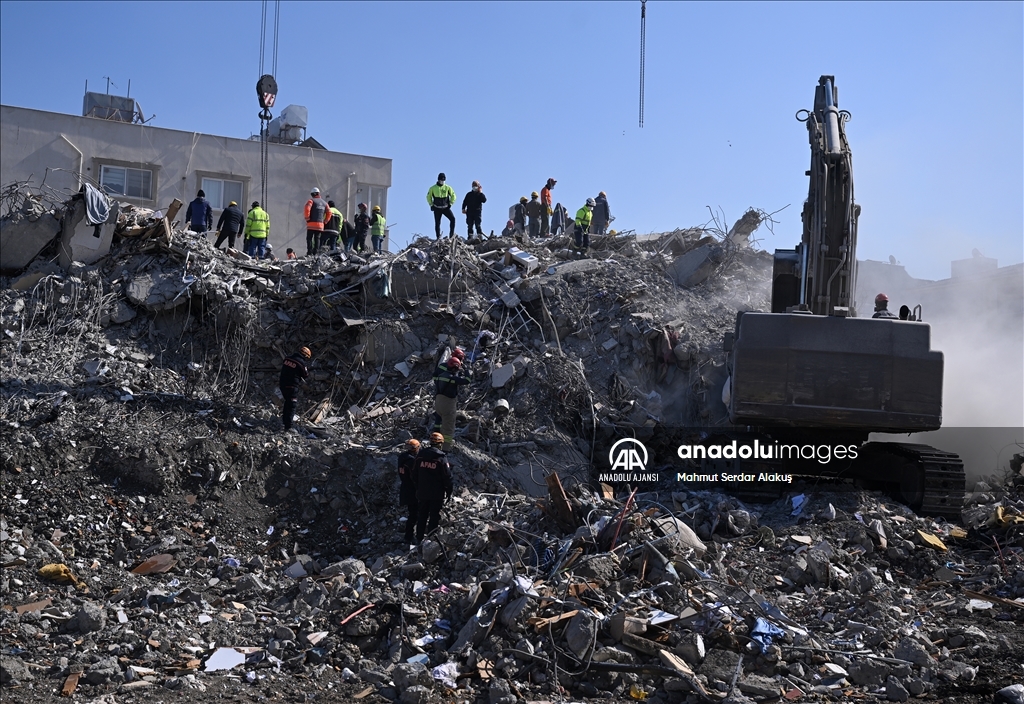 İskenderun'da arama kurtarma çalışmaları devam ediyor
