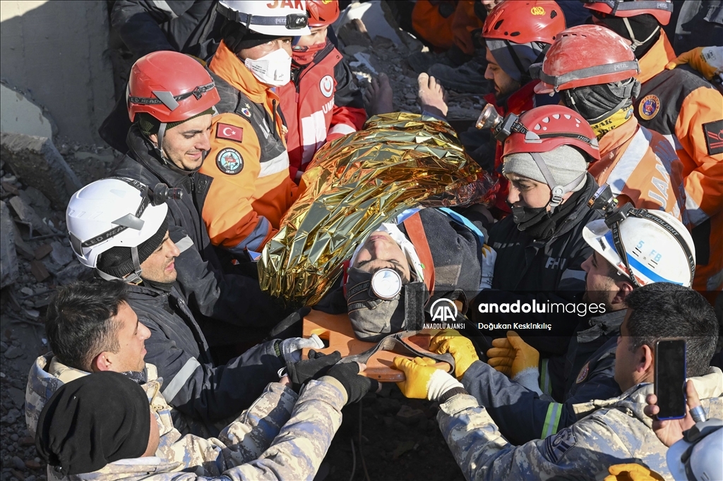 Kahramanmaraş'ta depremin 198. saatinde 2 kişi enkazdan sağ çıkarıldı