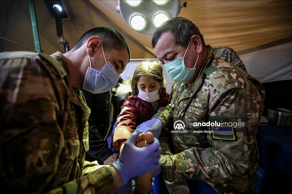 Özbek askerler hem enkazda hem sahra hastanesinde depremzedelerin yardımına koşuyor