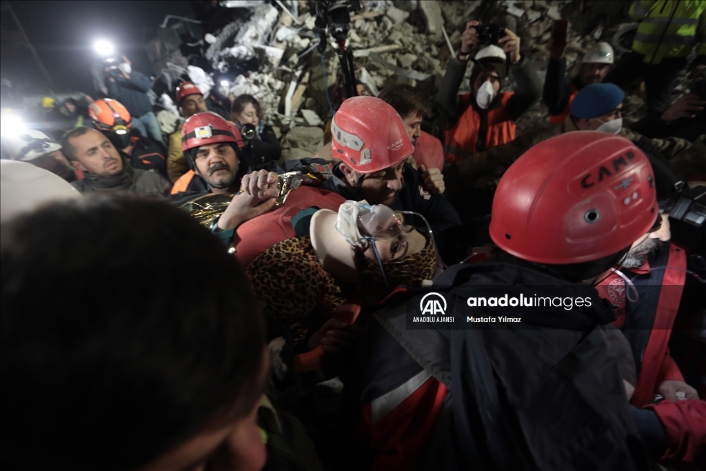 Hatay Antakya'da depremin 209'uncu saatinde karı koca enkazdan kurtarıldı