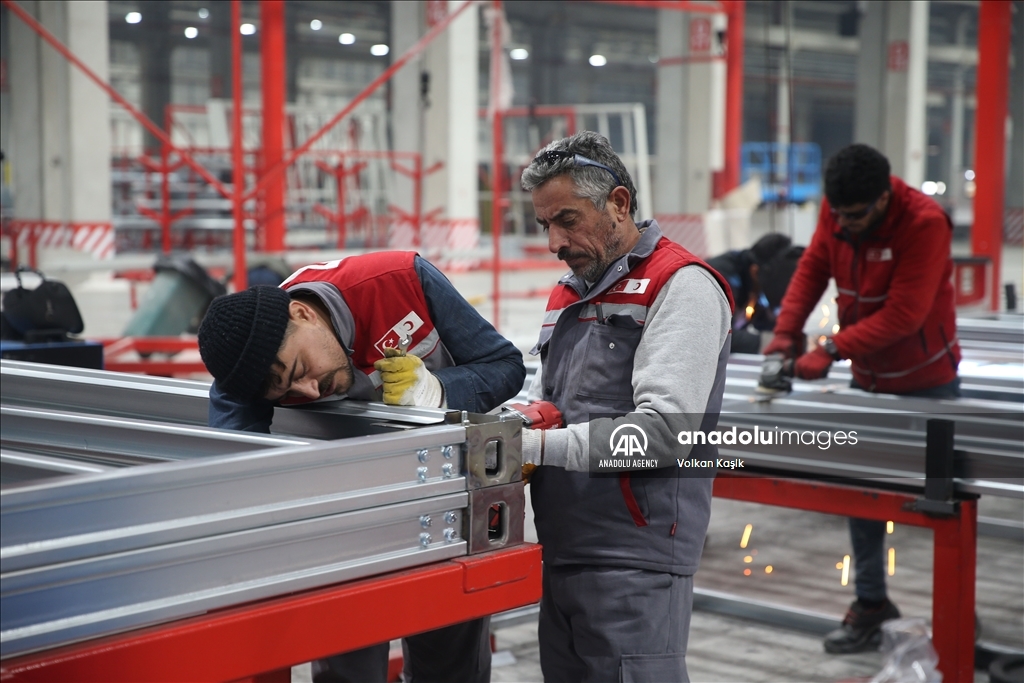 Bulan Sabit Merah Turki produksi 50 rumah kontainer per hari 
