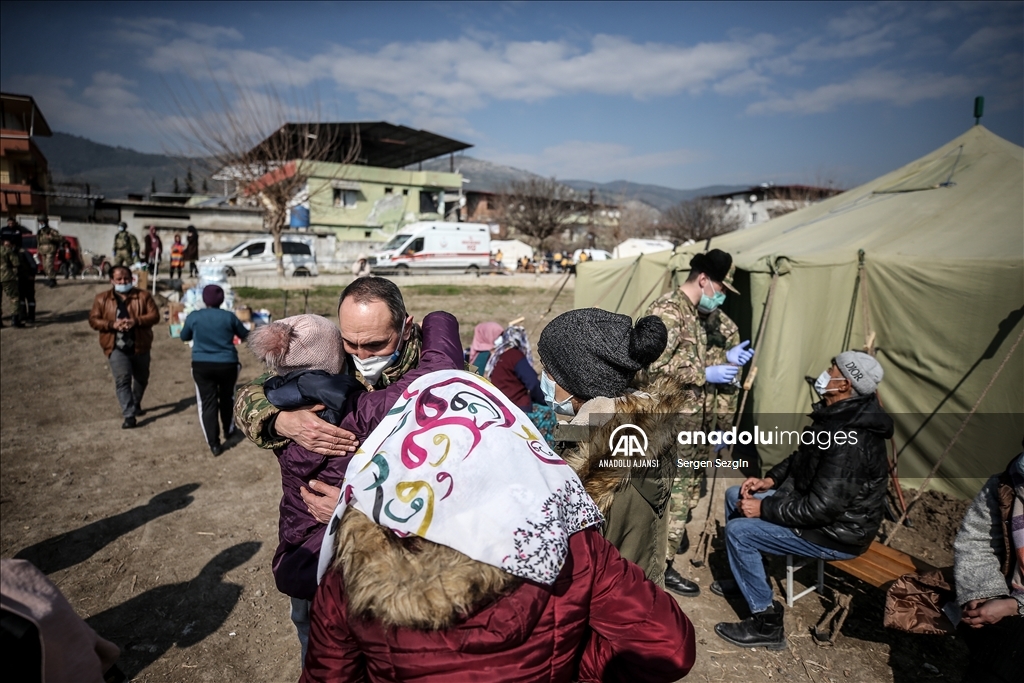 Özbek askerler hem enkazda hem sahra hastanesinde depremzedelerin yardımına koşuyor