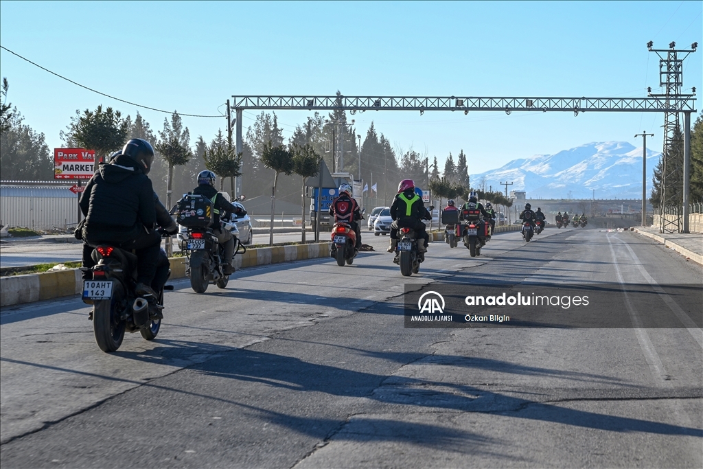 Araçla ulaşılamayan depremzedelere tıbbi malzeme motosikletle sevk ediliyor