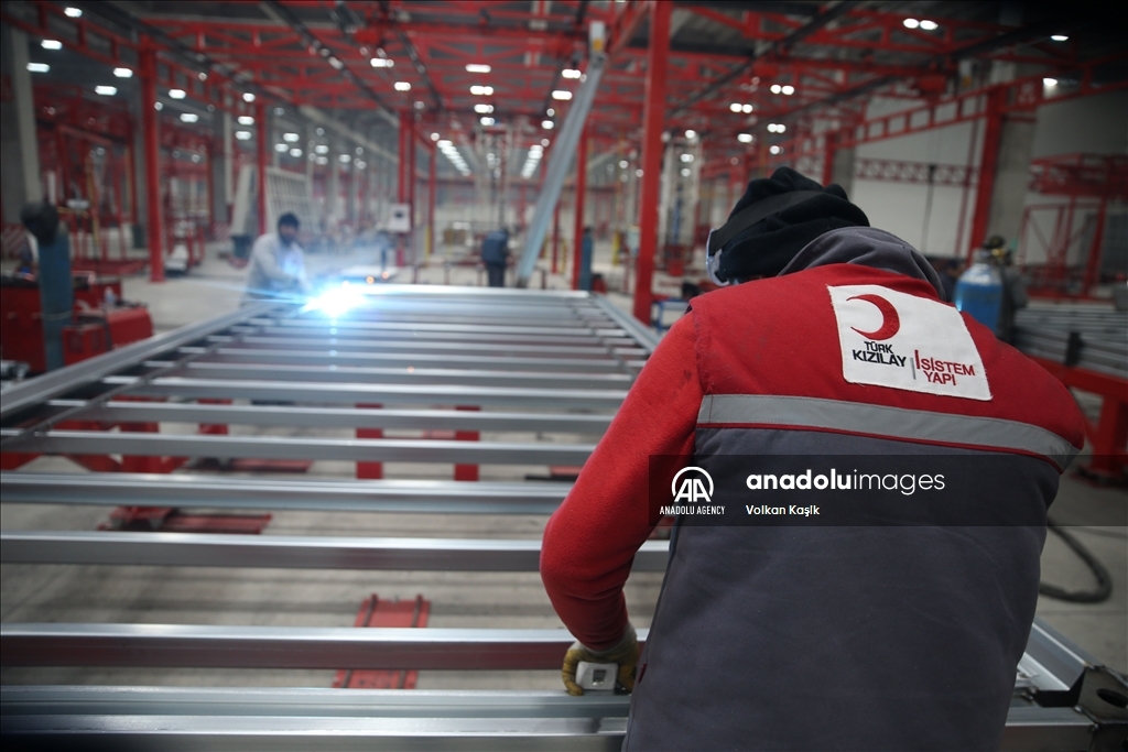 Bulan Sabit Merah Turki produksi 50 rumah kontainer per hari 