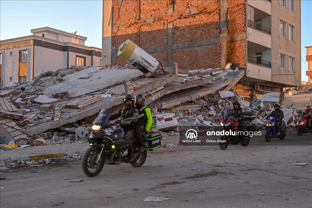 Araçla ulaşılamayan depremzedelere tıbbi malzeme motosikletle sevk ediliyor
