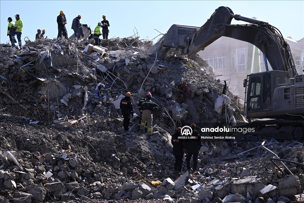 İskenderun'da arama kurtarma çalışmaları devam ediyor