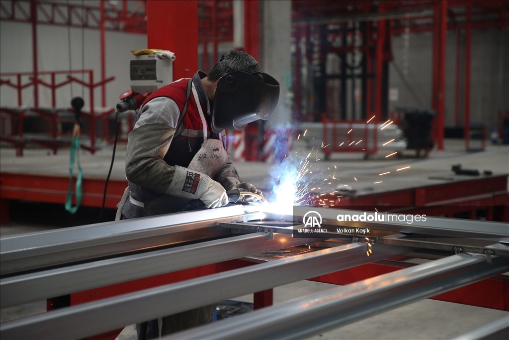 Bulan Sabit Merah Turki produksi 50 rumah kontainer per hari 