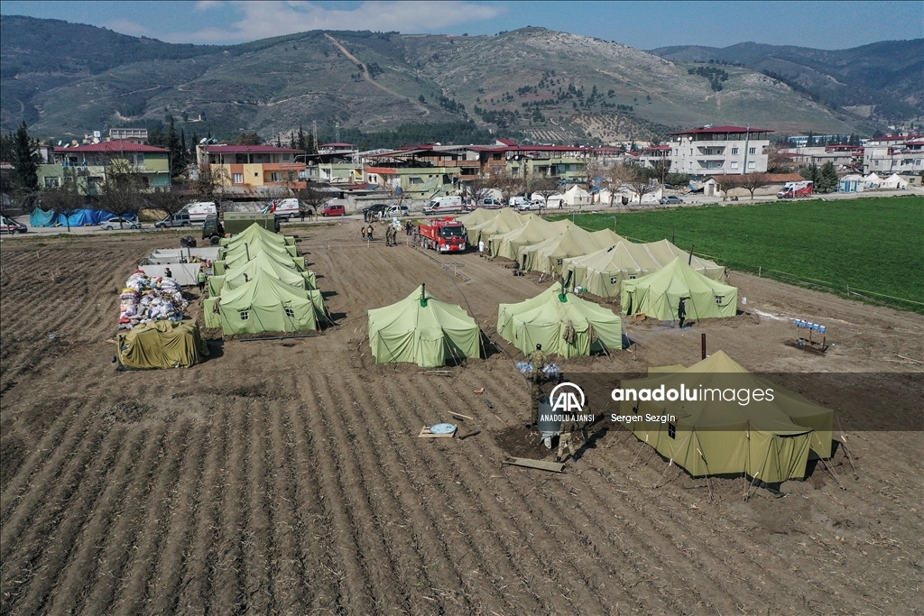 Özbek askerler hem enkazda hem sahra hastanesinde depremzedelerin yardımına koşuyor