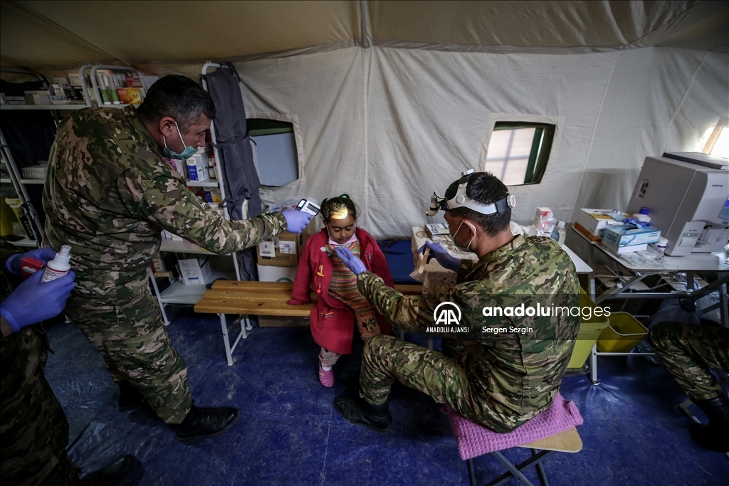 Özbek askerler hem enkazda hem sahra hastanesinde depremzedelerin yardımına koşuyor