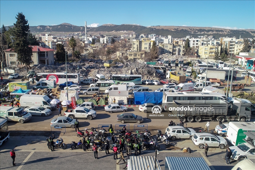 Araçla ulaşılamayan depremzedelere tıbbi malzeme motosikletle sevk ediliyor