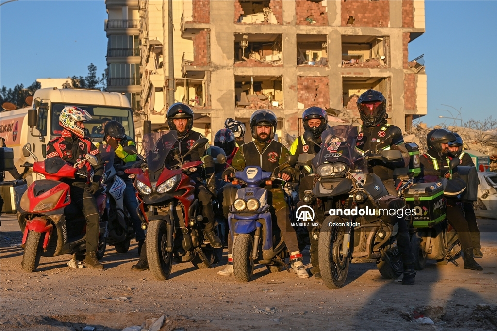 Araçla ulaşılamayan depremzedelere tıbbi malzeme motosikletle sevk ediliyor