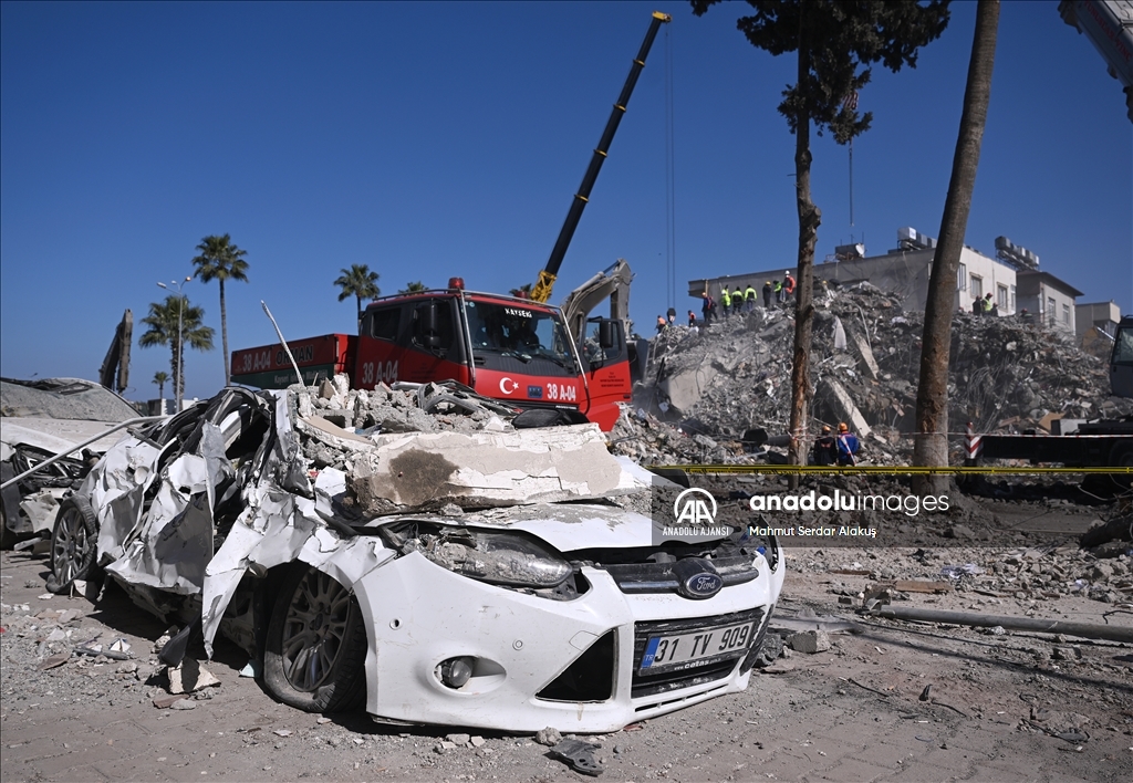 İskenderun'da arama kurtarma çalışmaları devam ediyor
