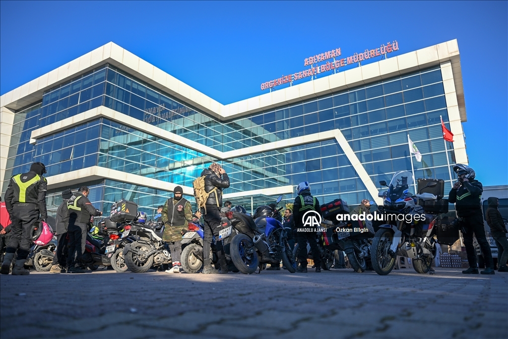 Araçla ulaşılamayan depremzedelere tıbbi malzeme motosikletle sevk ediliyor