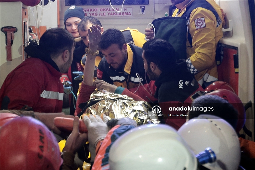 Hatay Antakya'da depremin 209'uncu saatinde karı koca enkazdan kurtarıldı