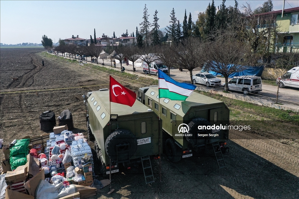 Özbek askerler hem enkazda hem sahra hastanesinde depremzedelerin yardımına koşuyor