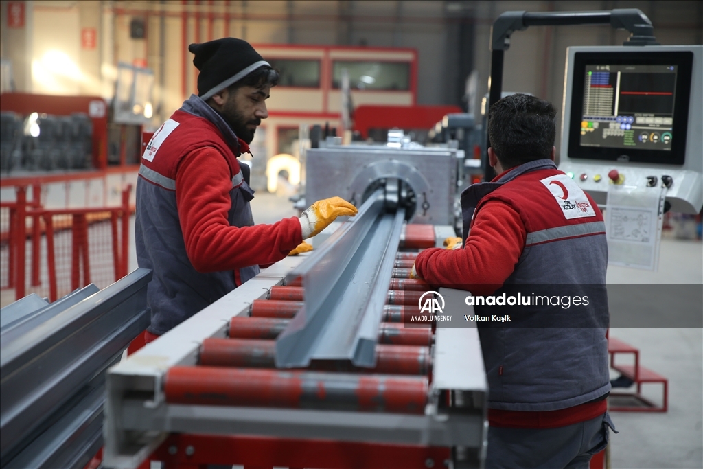 Bulan Sabit Merah Turki produksi 50 rumah kontainer per hari 