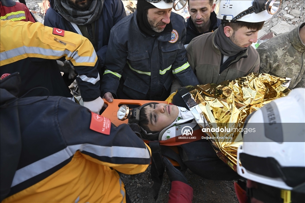 Kahramanmaraş'ta depremin 198. saatinde 2 kişi enkazdan sağ çıkarıldı