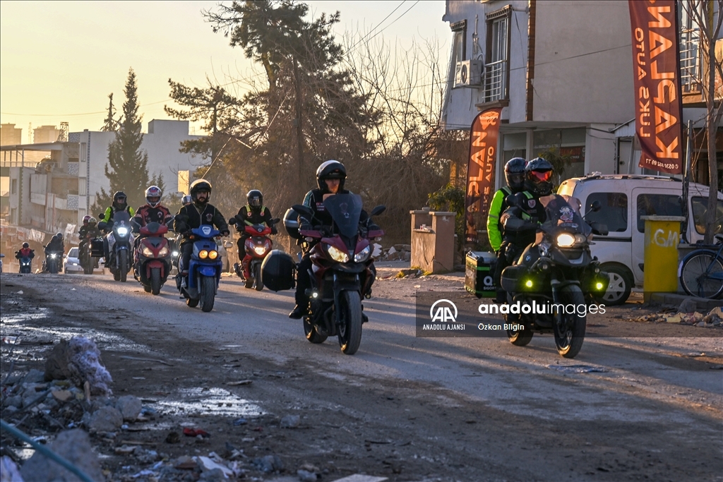 Araçla ulaşılamayan depremzedelere tıbbi malzeme motosikletle sevk ediliyor