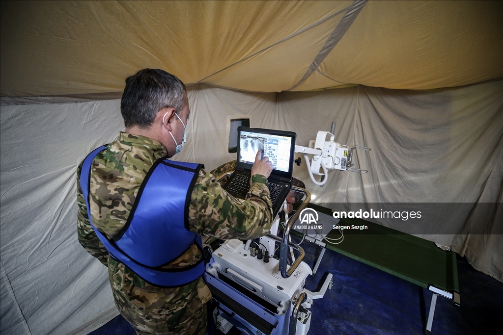 Özbek askerler hem enkazda hem sahra hastanesinde depremzedelerin yardımına koşuyor