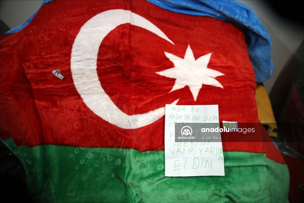 یادداشت‌های پر احساس در داخل بسته‌های کمکی آذربایجان برای زلزله‌زدگان ترکیه 