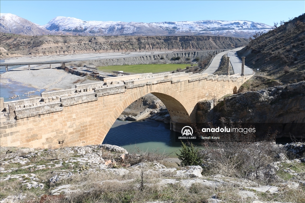 Adıyaman'daki tarihi Cendere Köprüsü, depremde ayakta kaldı