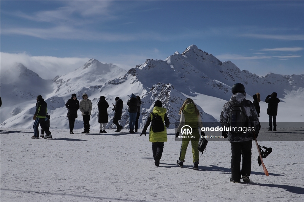 Rusya'nın buzullarla kaplı zirvesi: Elbruz Dağı