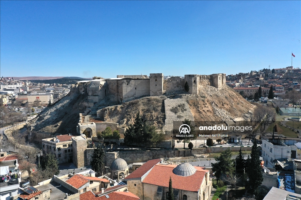 Depremde tarihi Gaziantep Kalesi de hasar gördü